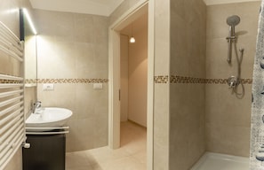 Dutxa, articles de tocador gratuïts, assecador de cabells i bidet 