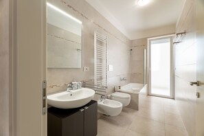 Shower, free toiletries, hair dryer, bidet