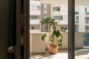 Unclassified image, 4 of 20, button