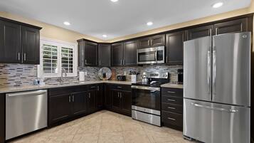 House, Multiple Beds (Pelican's Cove) | Private kitchen
