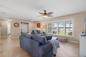 Living area - Pelican's Cove (Port Orange)