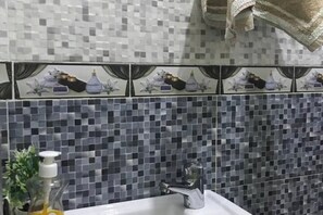 Shower, towels, soap, toilet paper - Studio Nahid 3rd floor free wifi (Tanger)