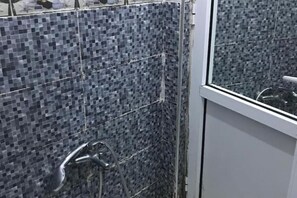 淋浴设施、毛巾、肥皂、卫生纸