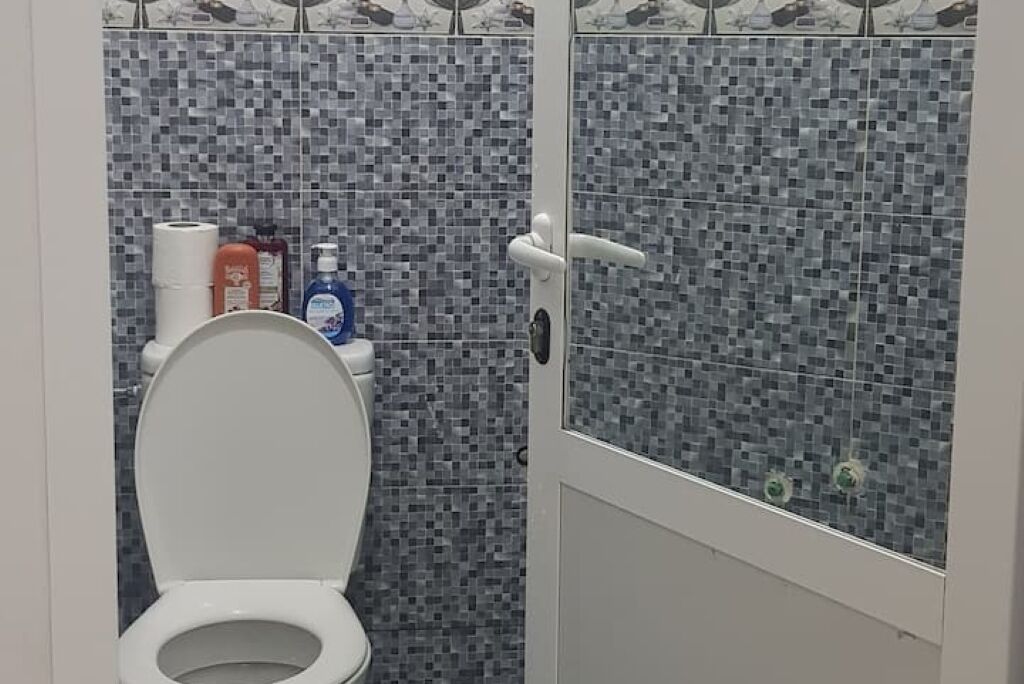 Douche, serviettes fournies, savon, papier toilette