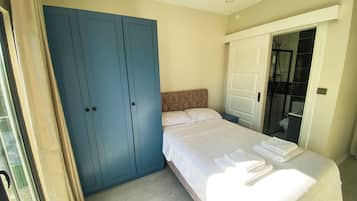 Comfort-villa - balkon - byudsigt | Premium-sengetøj, strygejern/strygebræt, sengetøj