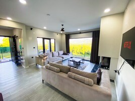Villa Confort, balcón, vistas a la ciudad | Ropa de cama de alta calidad y tabla de planchar con plancha