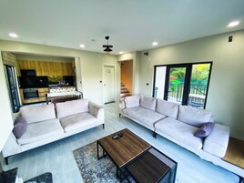 Comfort Villa, Balkon, Şehir Manzaralı | Oturma alanı | LCD televizyon