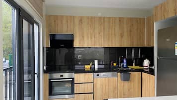 Comfort Villa, Balcony, City View | Dapur peribadi | Pembancuh kopi/teh, cerek elektrik