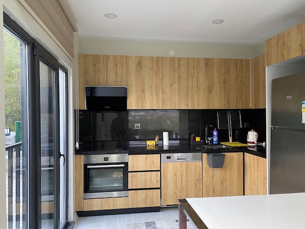 Vila conforto, sacada, vista para a cidade | Cozinha privada | Cafeteira/chaleira, chaleira elétrica