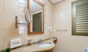 Basic Apartment | Bathroom | Shower - Apt in Cond. with heated pool CUR0905 (Florianópolis)