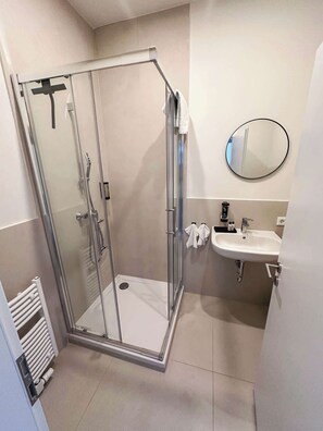 Een douche, een haardroger, handdoeken