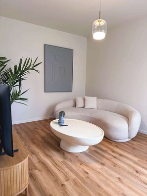 Una televisión, libros, una oficina