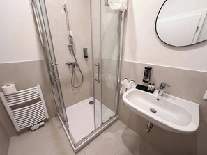 Dusche, Haartrockner, Handtücher