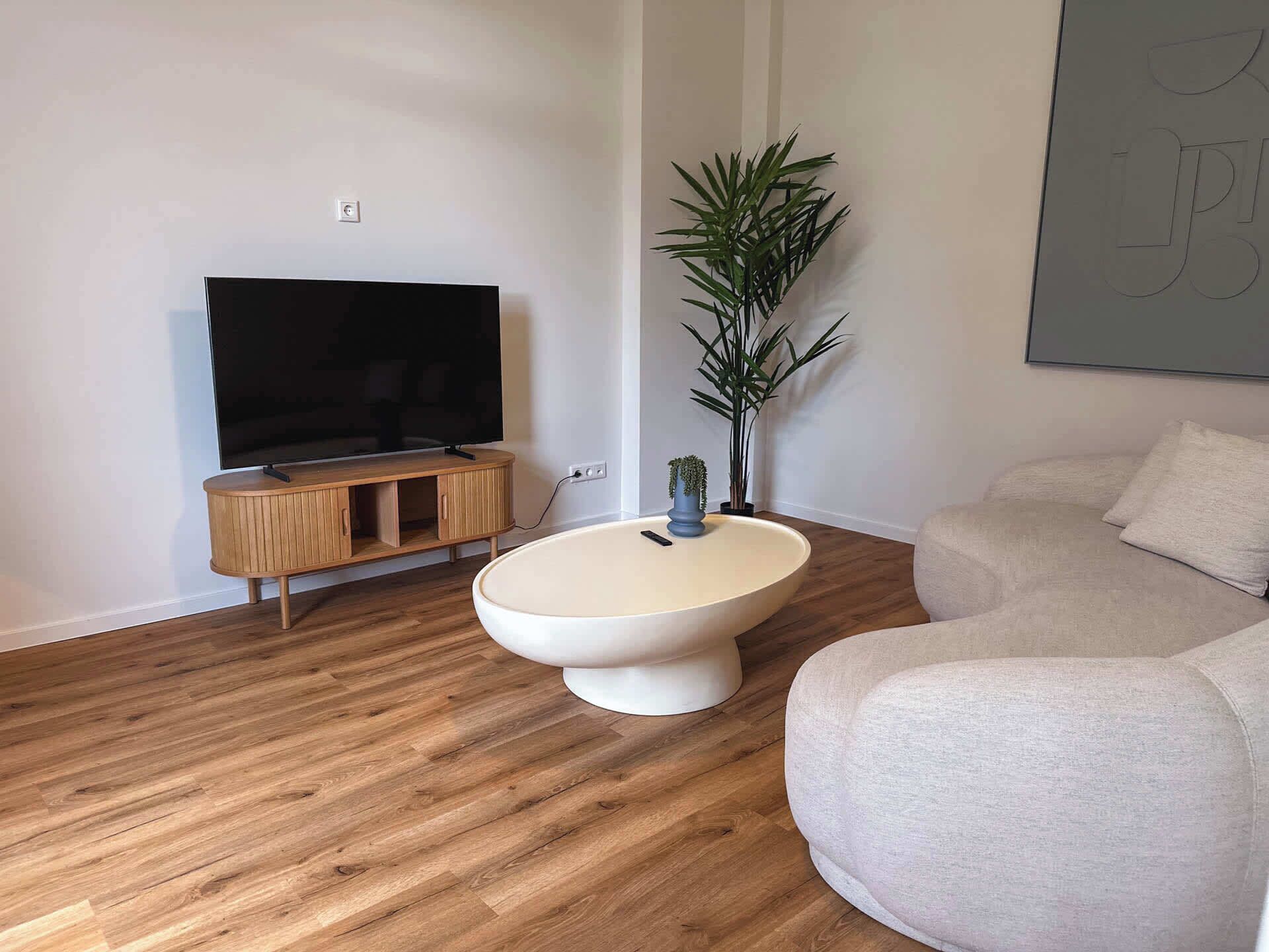 TV, bøker og kontorer