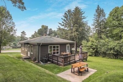 Cabin Vibes in the Heart of Town