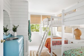 Escritorio, tabla de planchar con plancha, wifi y ropa de cama 