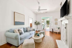 Télévision, cheminée, livres, espaces bureaux