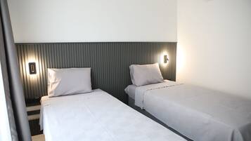 Quarto casal ou duplo econômico | Roupas de cama premium, escrivaninha, espaço de trabalho para notebook