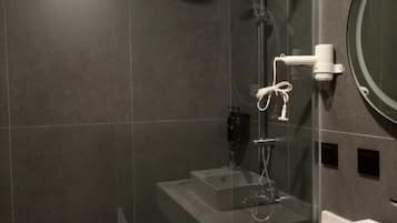 Deluxe Triple Room | Bathroom