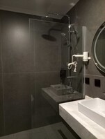 Toallas, jabón, shampoo, papel higiénico