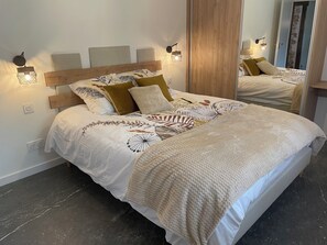 3 slaapkamers, een bureau, een strijkplank/strijkijzer, reisbedje