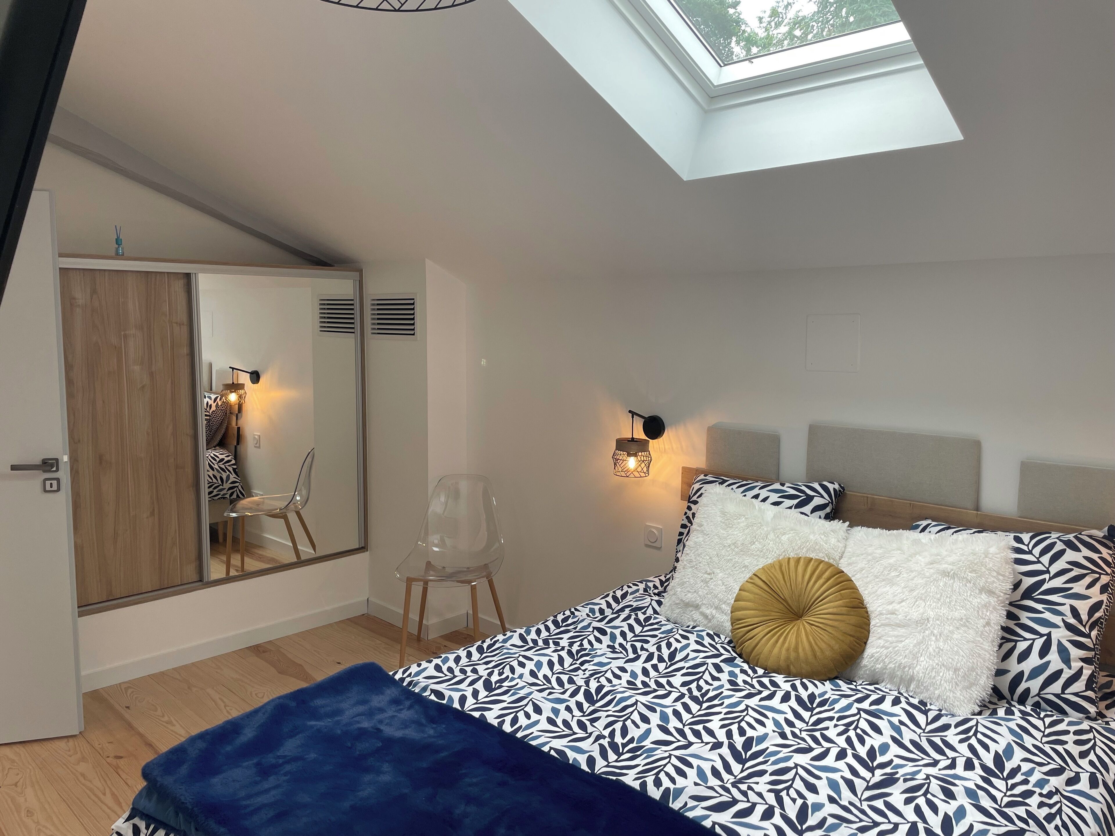 3 soverom, skrivebord, strykejern/-brett og reiseseng for barn