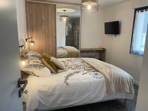 3 sovrum, skrivbord, strykjärn/strykbräda och resesäng