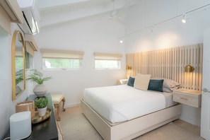 4 bedrooms, iron/ironing board, internet, bed sheets