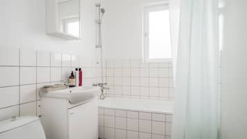 Haartrockner, Handtücher, Seife, Toilettenpapier