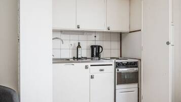 Réfrigérateur, four, plaque de cuisson, cafetiÚre/bouilloire