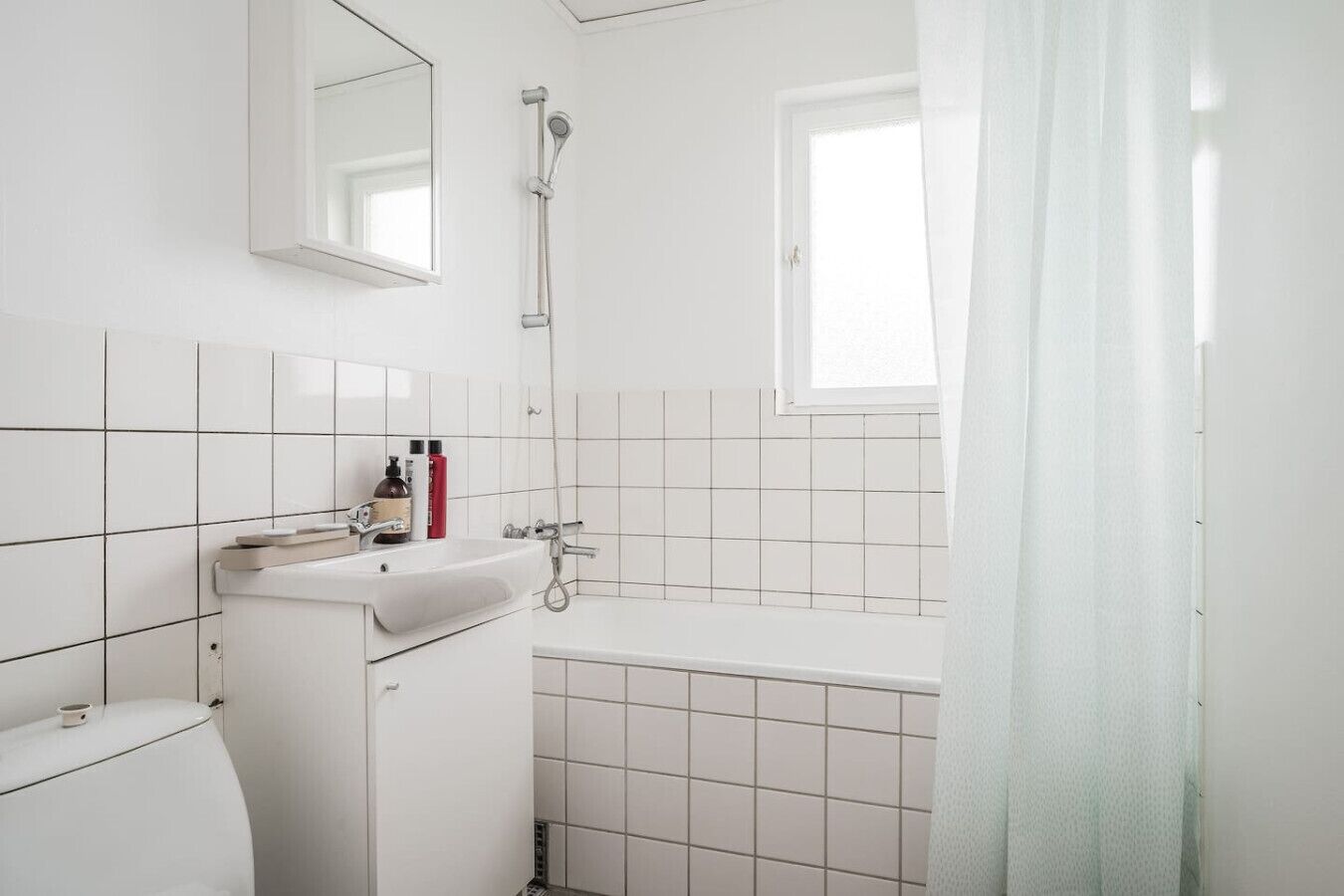 Sèche-cheveux, serviettes fournies, savon, papier toilette