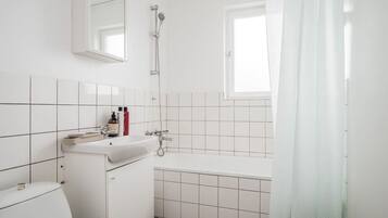 SĂšche-cheveux, serviettes fournies, savon, papier toilette