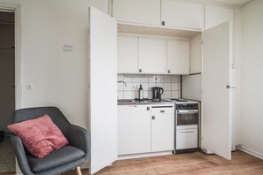 Réfrigérateur, four, plaque de cuisson, cafetière/bouilloire