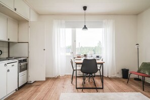 Fridge, oven, stovetop, coffee/tea maker - Cozy & Bright Studio in Peaceful Horndal (Dalarnas län)