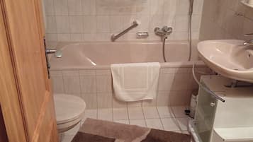 Haartrockner, Handtücher, Seife, Toilettenpapier