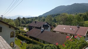 Zona residencial con casas, cielo despejado y montañas al fondo.