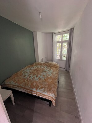 1 chambre, fer et planche à repasser, Wi-Fi, draps fournis