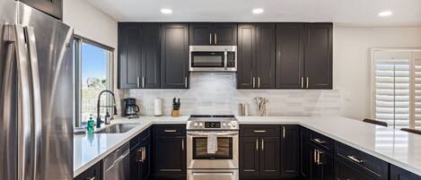 ثلاجة، ميكروويف، فرن، موقد طهي مسطح