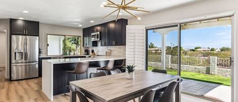 冷蔵庫、電子レンジ、オーブン、コンロ