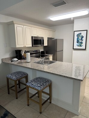 Kjøleskap, mikrobølgeovn, ovn og kokeplater