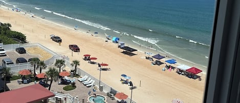 Alberca techada y alberca al aire libre