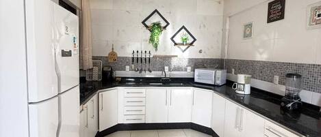 ثلاجة، ميكروويف، موقد طهي مسطح، خلاط