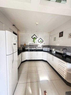 Fridge, microwave, stovetop, blender