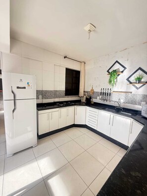 Fridge, microwave, stovetop, blender