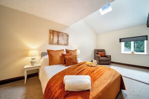 4 bedrooms, desk, iron/ironing board, free WiFi - Spacious 4 Bdr House -WiFi / Parking /Near Thetford Town / 2nd TV room / Garage (Thetford)