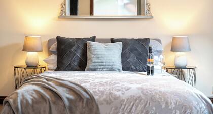 Spacious 4 Bdr House -WiFi / Parking /Near Thetford Town / 2nd TV room / Garage
