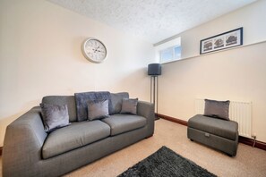 Smart TV - Spacious 4 Bdr House -WiFi / Parking /Near Thetford Town / 2nd TV room / Garage (Thetford)