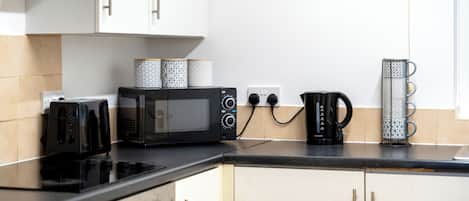Réfrigérateur, micro-ondes, four, plaque de cuisson
