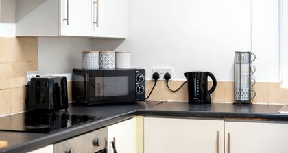 Spacious 4 Bdr House -WiFi / Parking /Near Thetford Town / 2nd TV room / Garage
