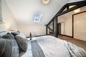 4 bedrooms, desk, iron/ironing board, free WiFi - Spacious 4 Bdr House -WiFi / Parking /Near Thetford Town / 2nd TV room / Garage (Thetford)